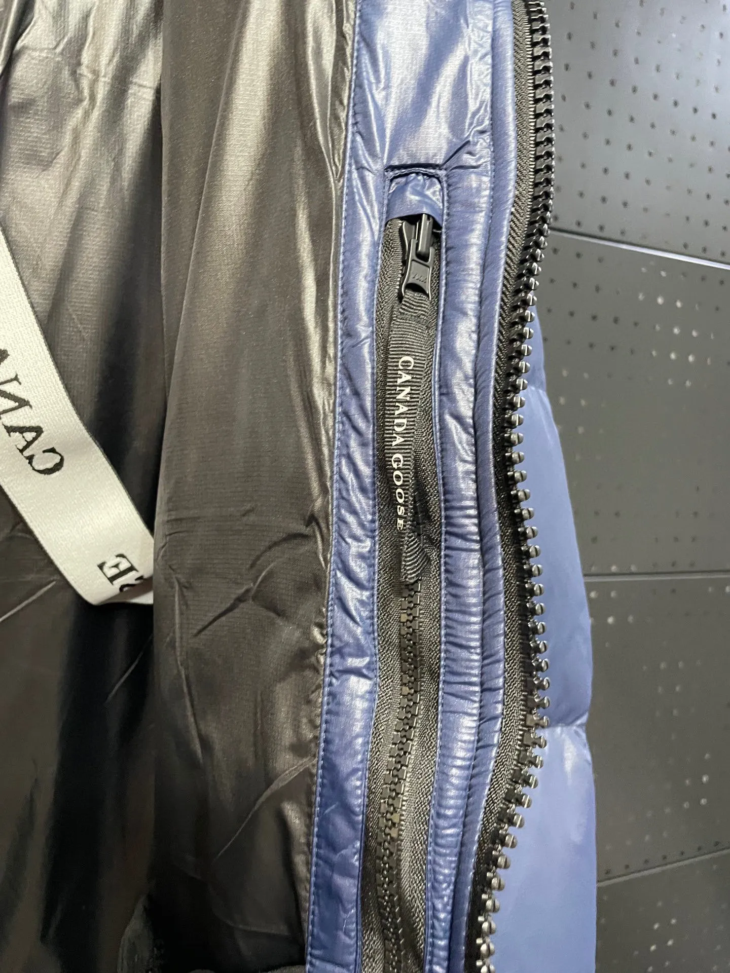 P780 Blue Red Label Top Version 𝘾𝘼𝙉𝘼𝘿𝘼 𝙂𝙊𝙊𝙎𝙀/Canada Goose 2023 Limited New Crofton Puff Down Jacket Pure Guangzhou Inspection 95 White Duck Down Filling‼  Top version, ceiling level‼ Crofton soft bread, the latest style in 2023, has a cold protection effect of up to level 4. It is made of recycled Feather-Light tear-resistant fabric. It is ultra-light and has no weight on the upper body at all! The unique black label highlights your temperament‼  Canada Goose, a Canadian brand, has always been recognized as the warmest down jacket. Various Instagram celebrities, Internet celebrities, and celebrities often wear it for street photos. I do Canada Goose every year, but I still can’t get rid of my love for geese. No matter how cold the winter is, there is no need to be afraid, because there are geese! Filled with 80% white duck down, Canada Goose is the legendary warmest down jacket and is known as a must-have for Arctic outdoor sports! The most popular down jacket in the world, celebrities are rushing to buy it, it is a must-have! Same style for men and women Size: S-XXL